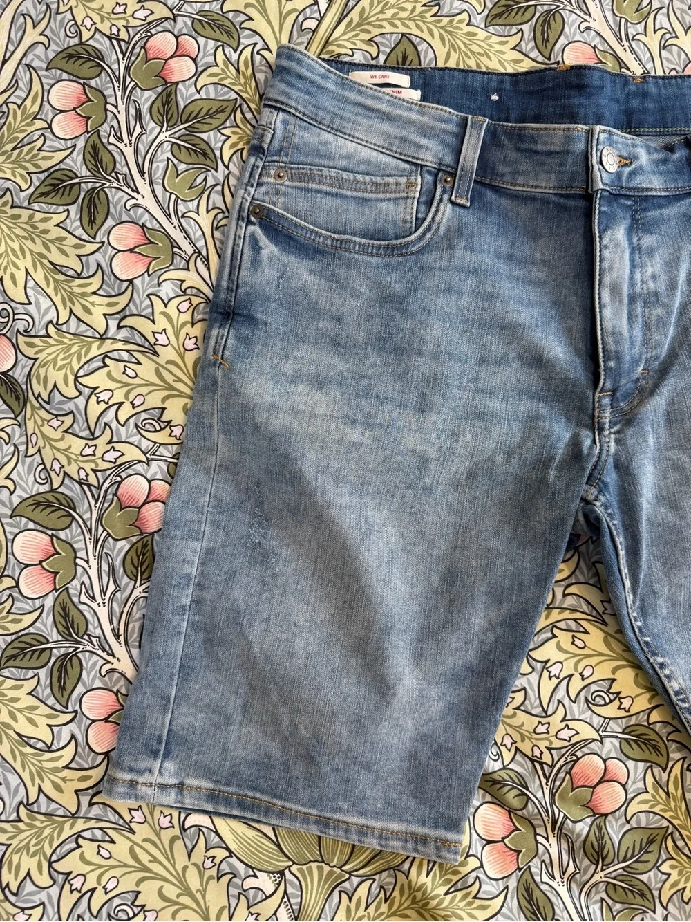 s.Oliver Classic Men's Denim Shorts - Light Blue Size 34. NWOT.